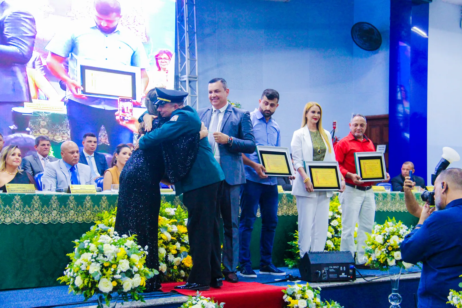 Entrega de homenagens durante a cerimônia.