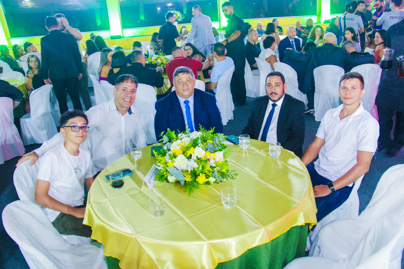 Convidados reunidos após a cerimônia.