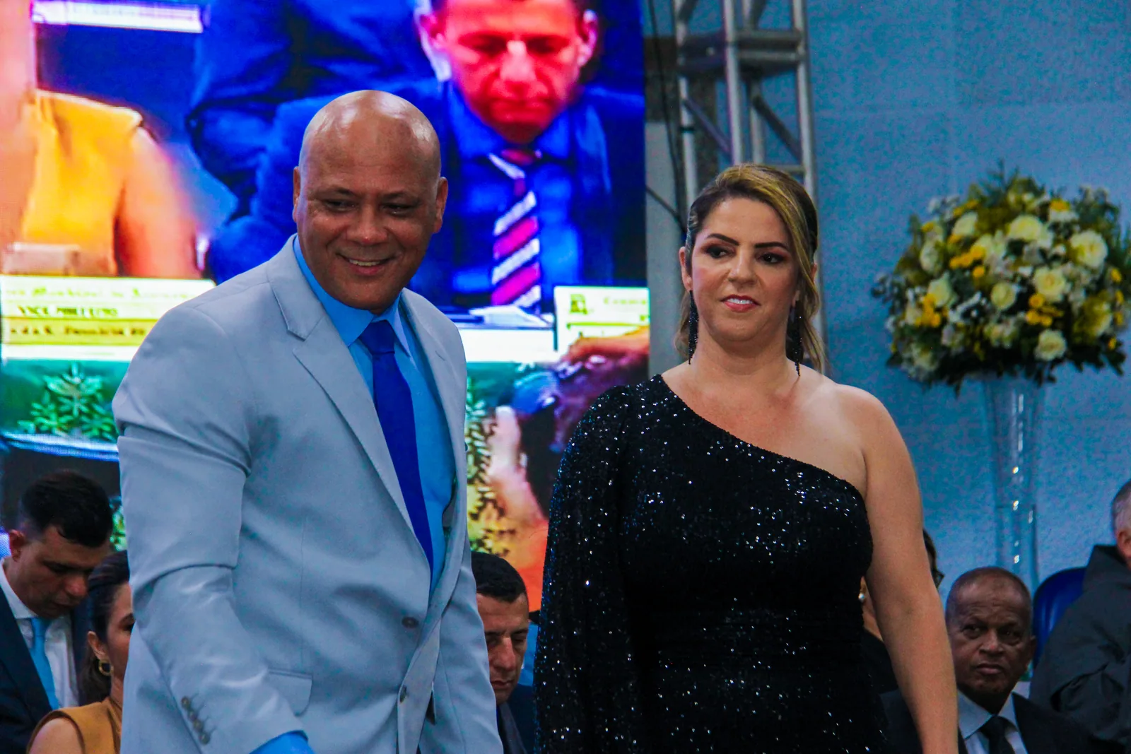 Participantes posam com uma homenagem.