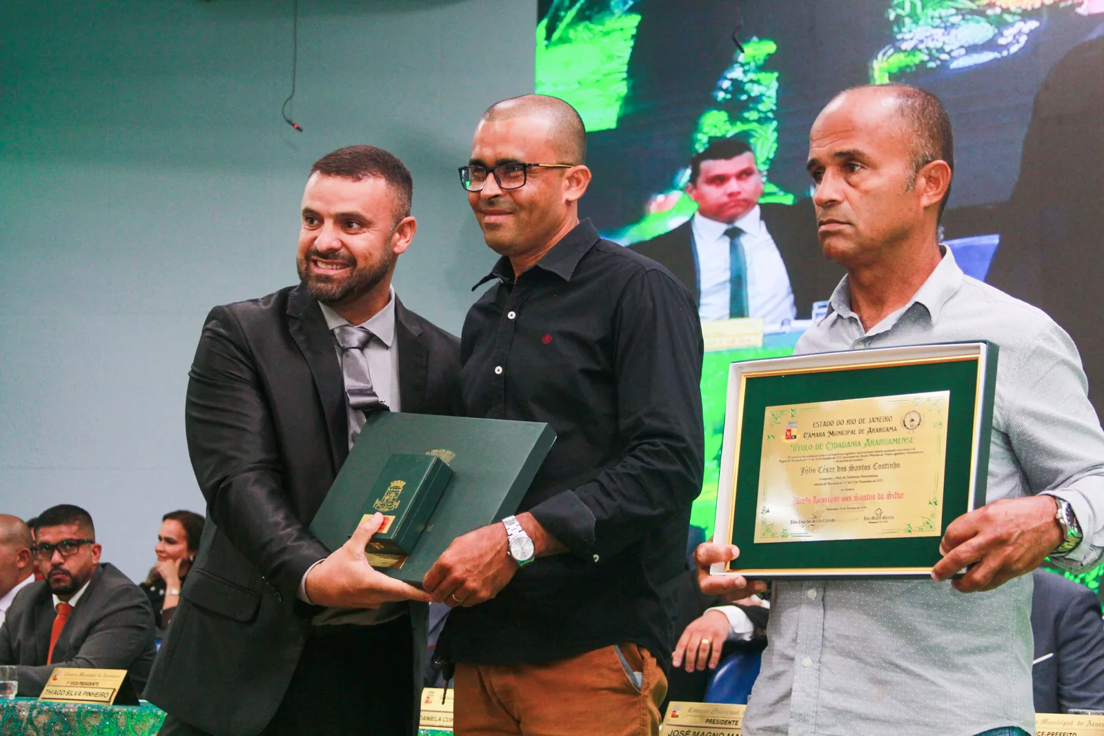 Entrega de homenagem durante a sessão.