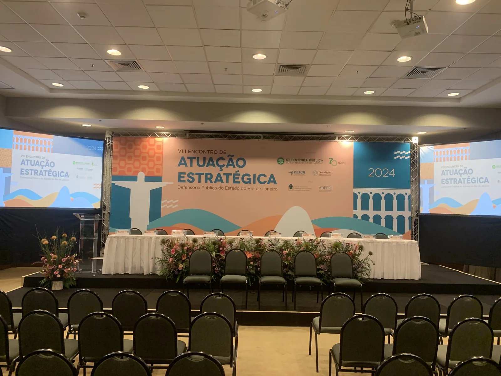 Auditório do Windsor Florida Hotel montado, com palco, painéis e telões do encontro.