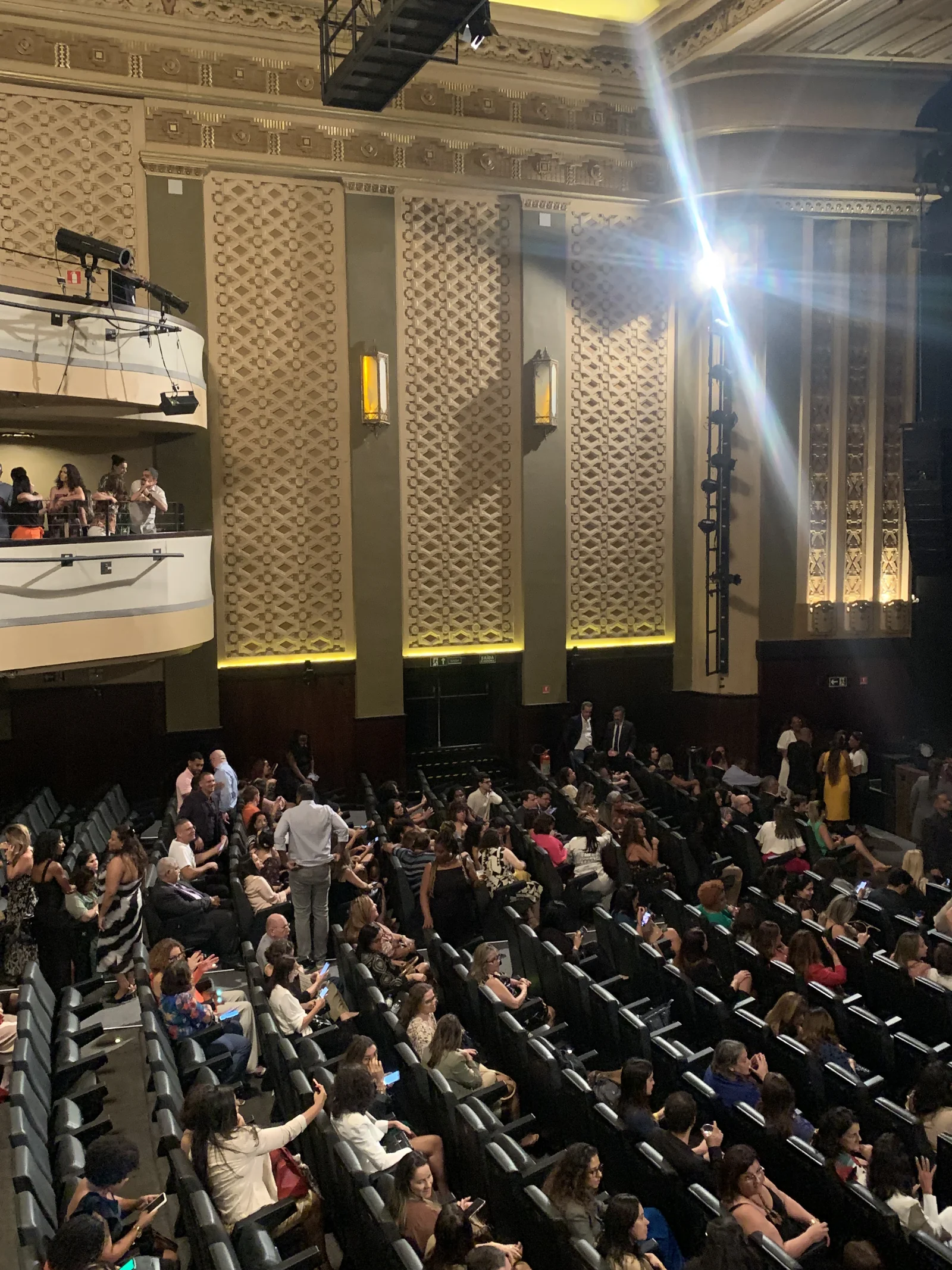 Plateia ocupando a sala do Teatro Riachuelo.