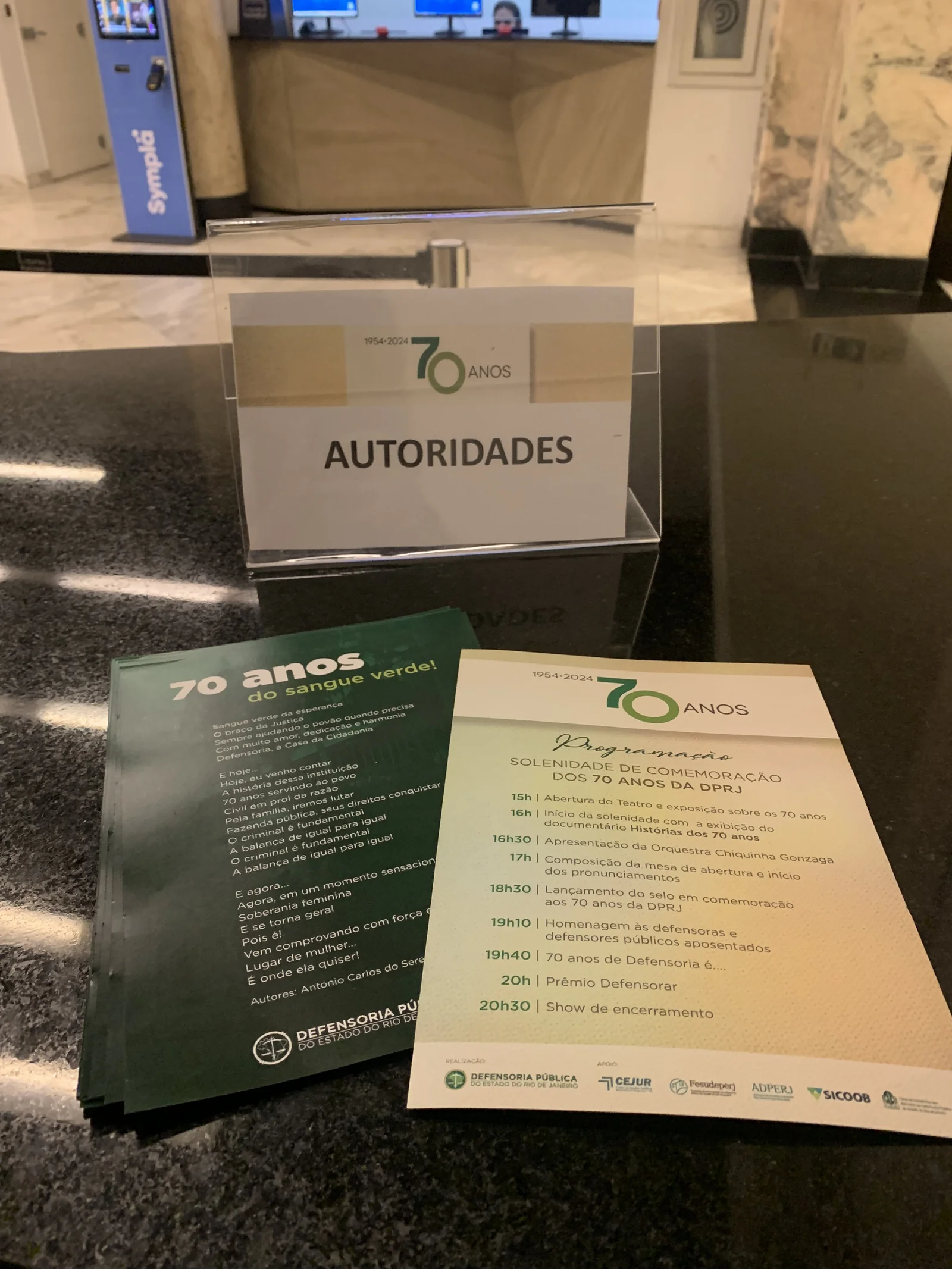 Programação impressa sobre a mesa reservada às autoridades.