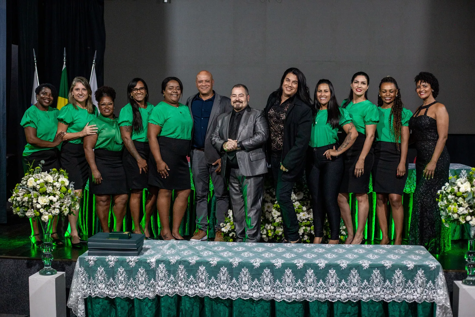 Participantes reunidos para uma fotografia.