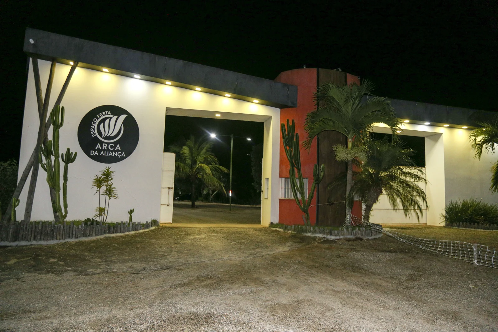 A entrada do espaço na noite da celebração.