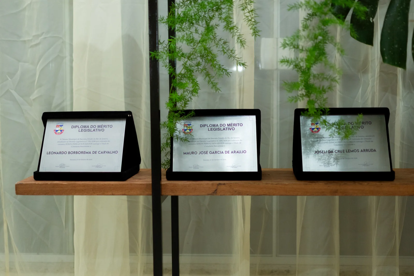 As homenagens preparadas para a cerimônia.