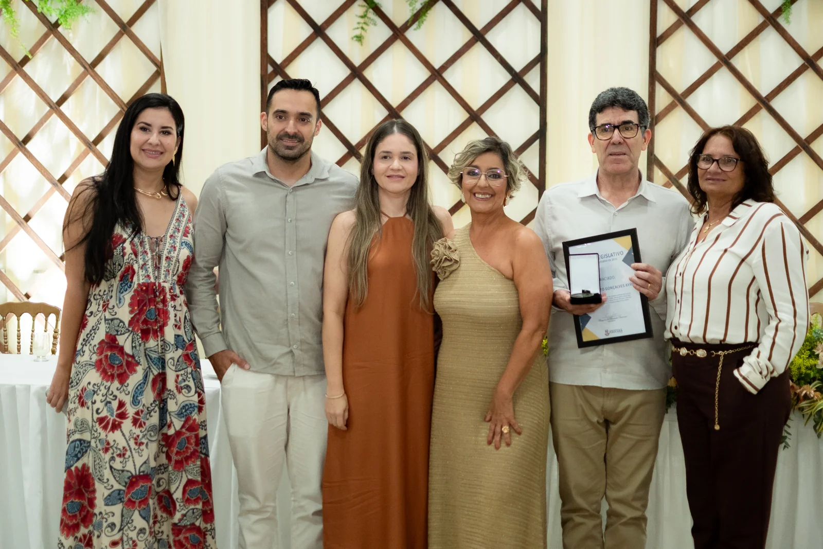Participantes posam para a cobertura fotográfica.