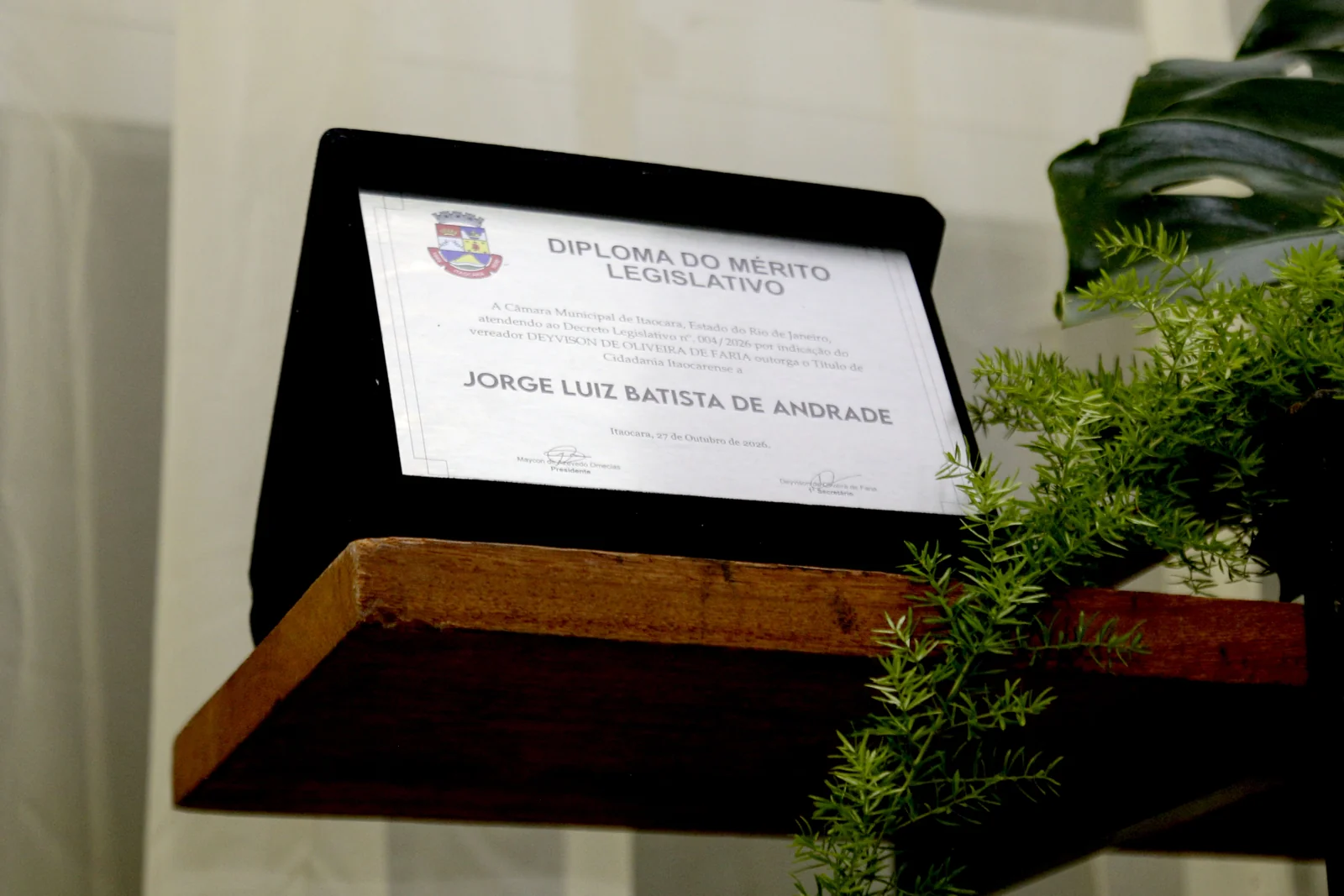 Detalhe de uma placa de homenagem apresentada na sessão solene