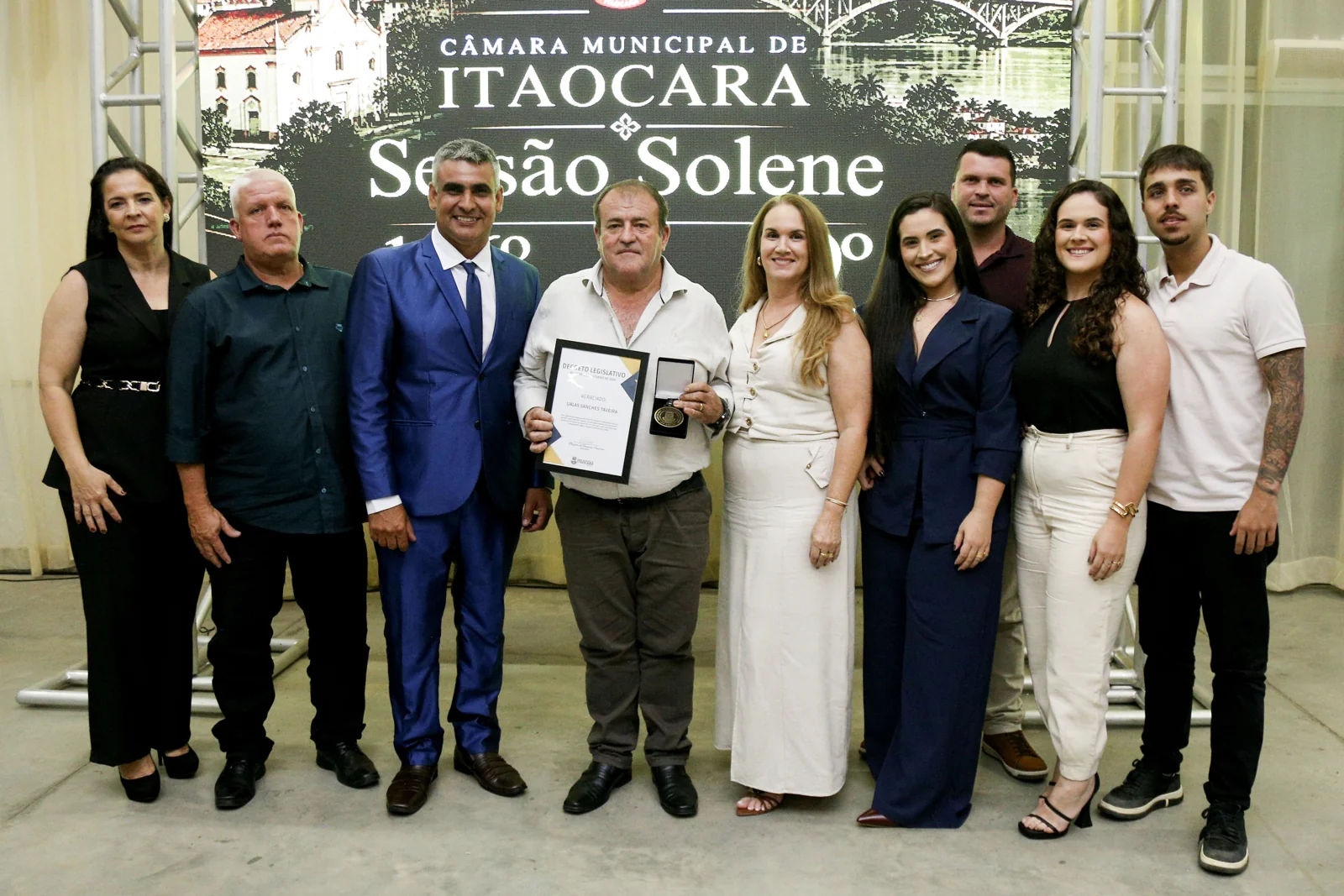 Participantes reunidos para um registro da ocasião.