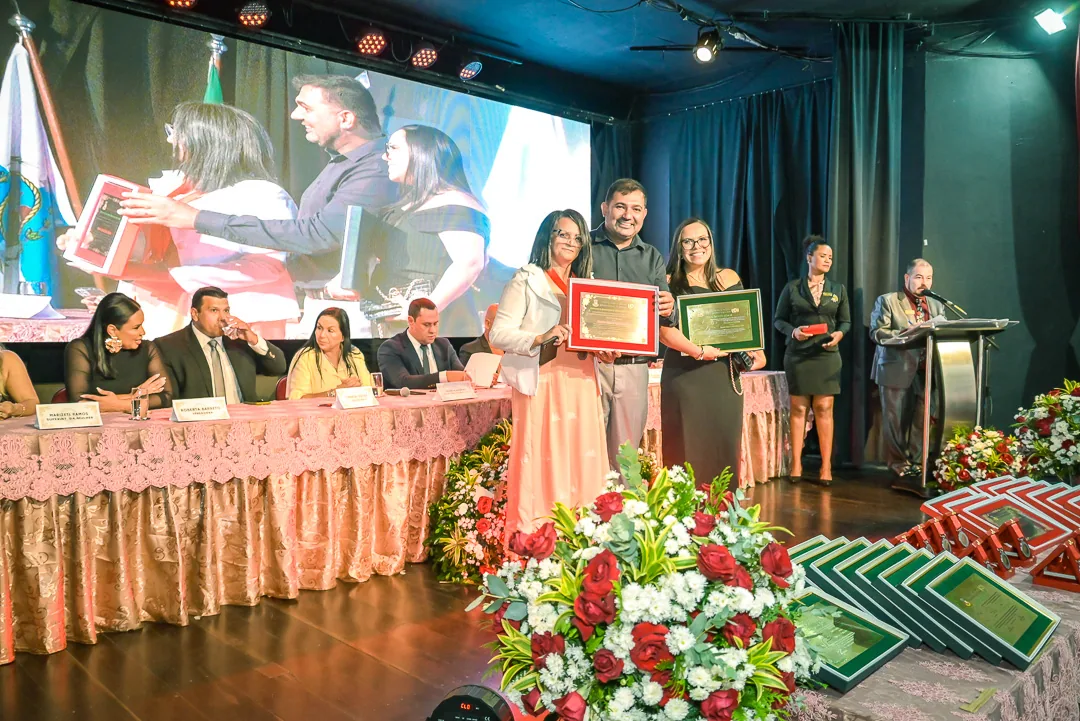 Homenagem no palco.
