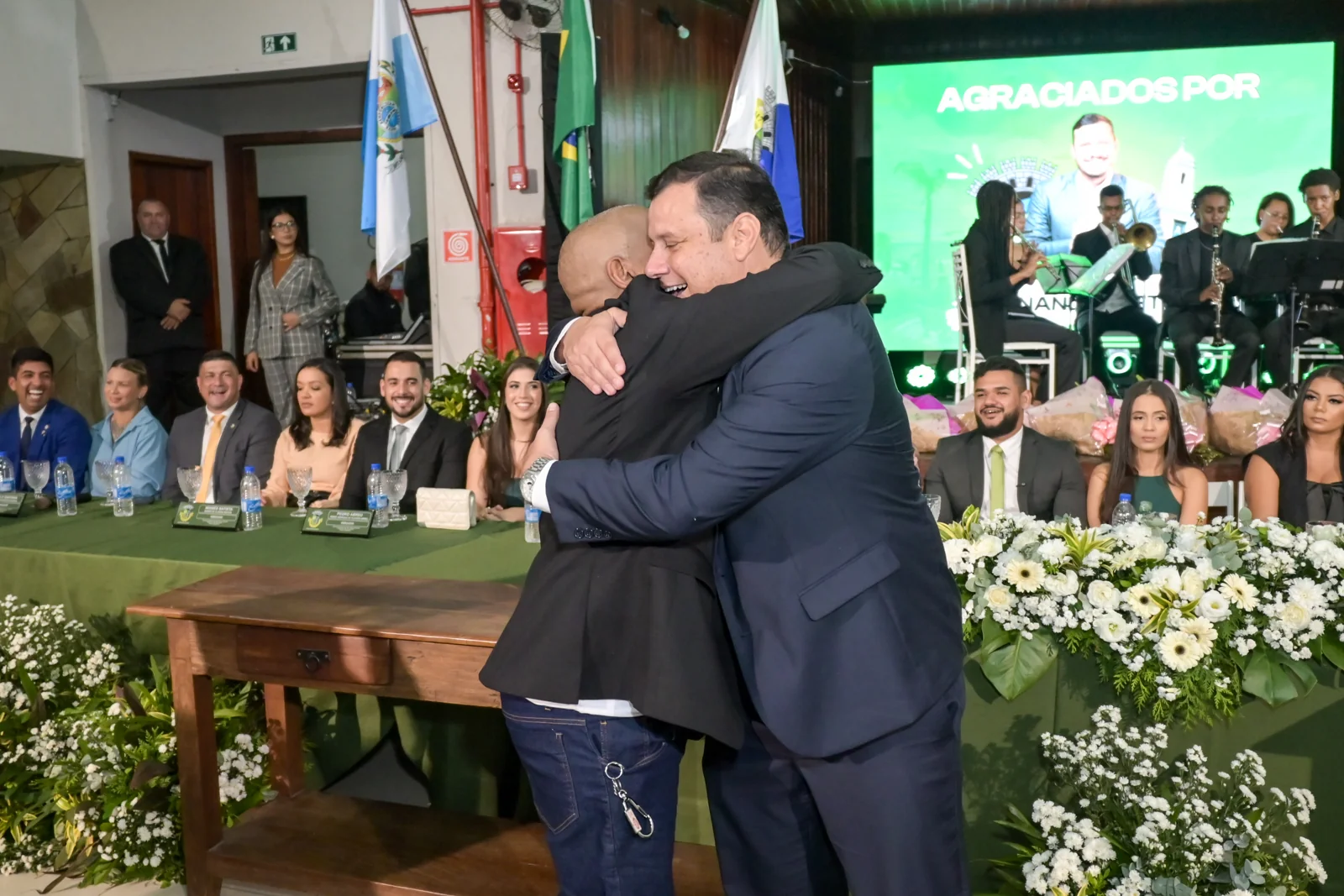 Um encontro durante as homenagens.