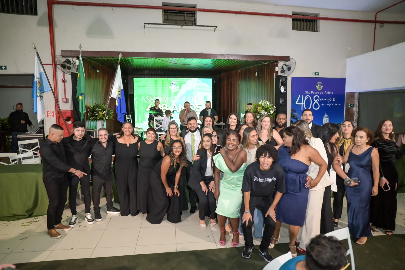 Participantes reunidos para um registro coletivo.