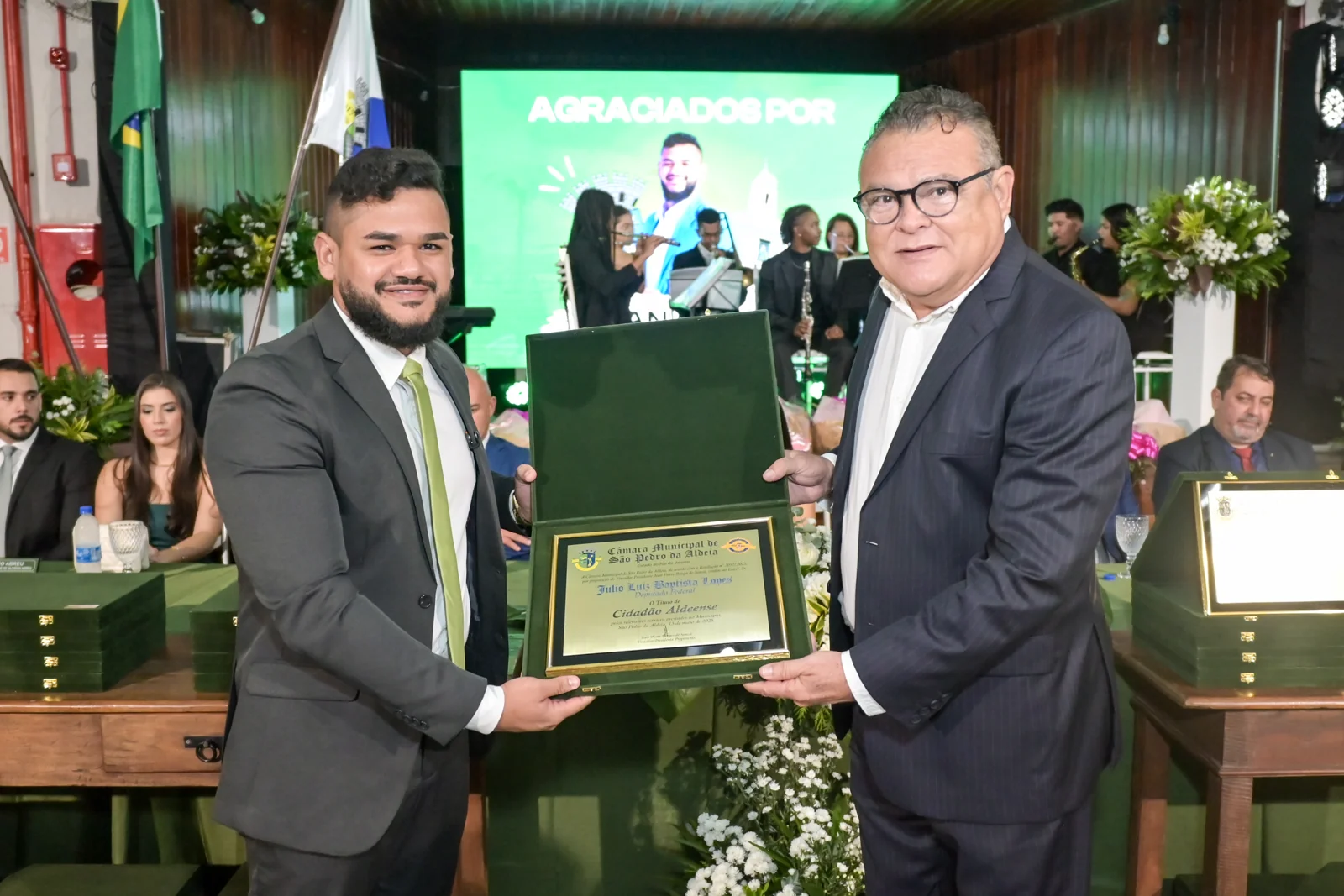Entrega de homenagem durante a sessão solene.