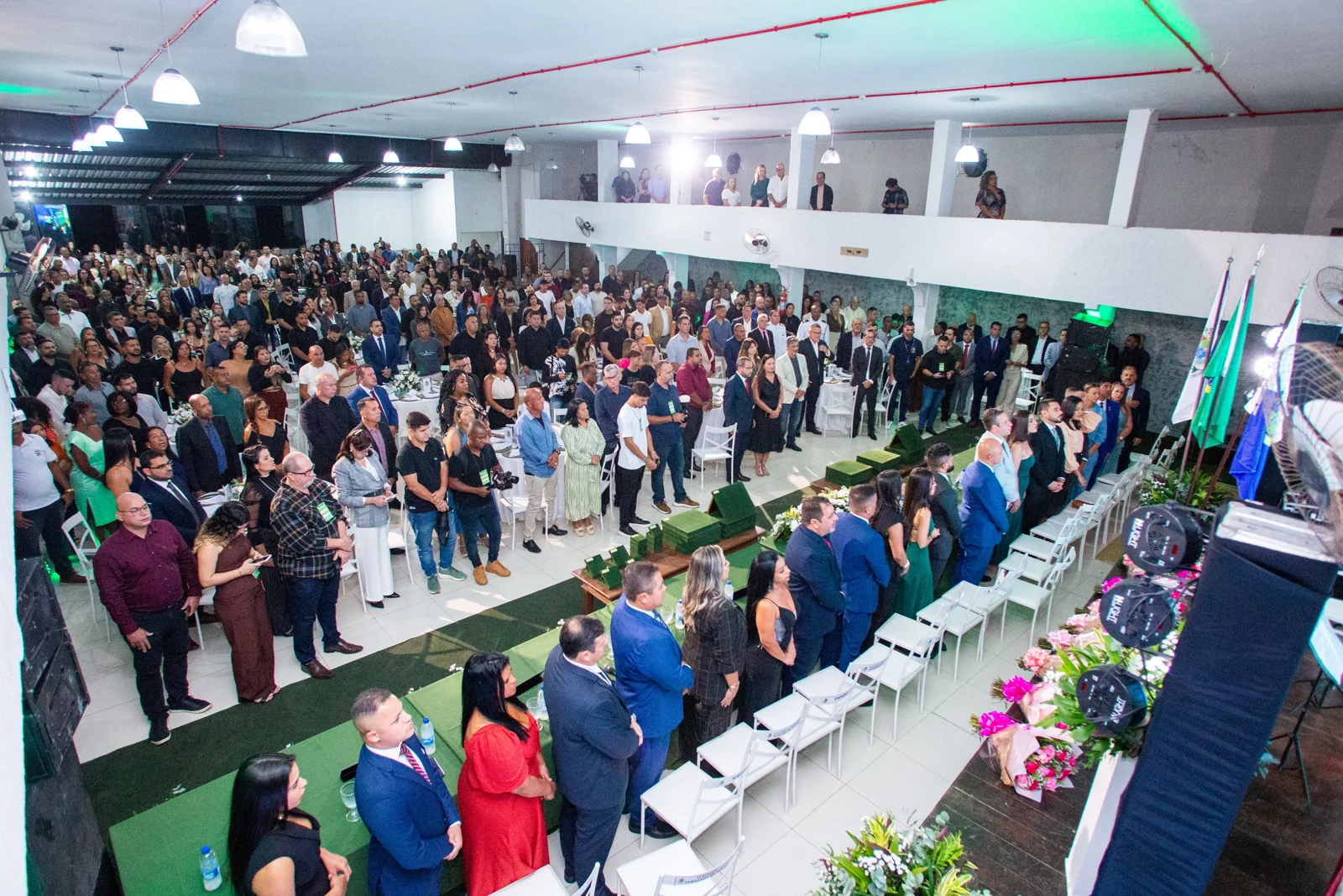 Vista ampla do salão e dos participantes na sessão solene.