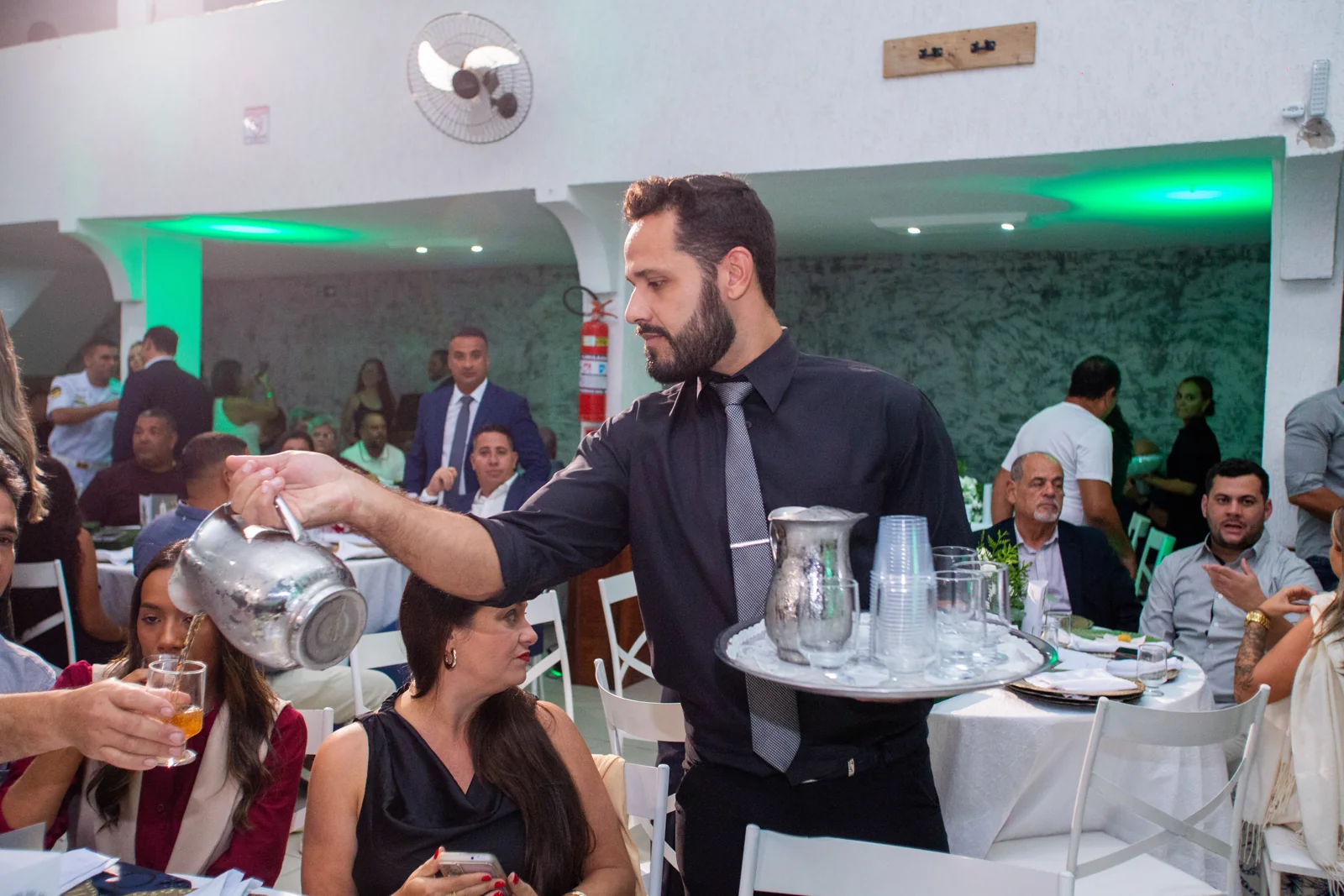 Atendimento aos convidados durante a celebração.